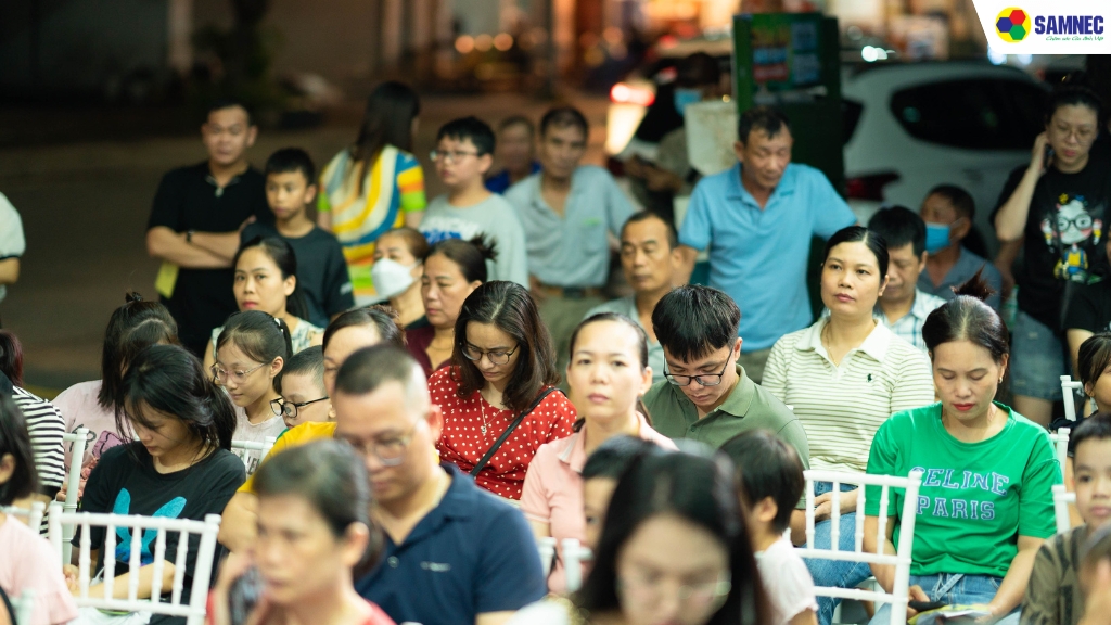 Nhiều khách hàng đã dành thời gian đến tham dự chương trình từ sớm