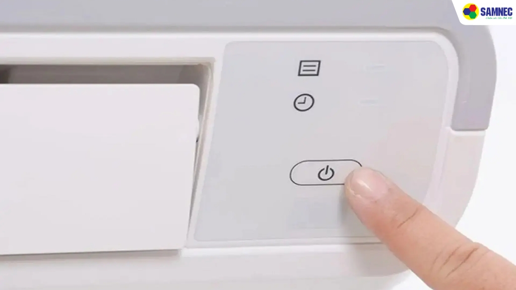 Bật máy lạnh bằng nút nguồn trên dàn lạnh