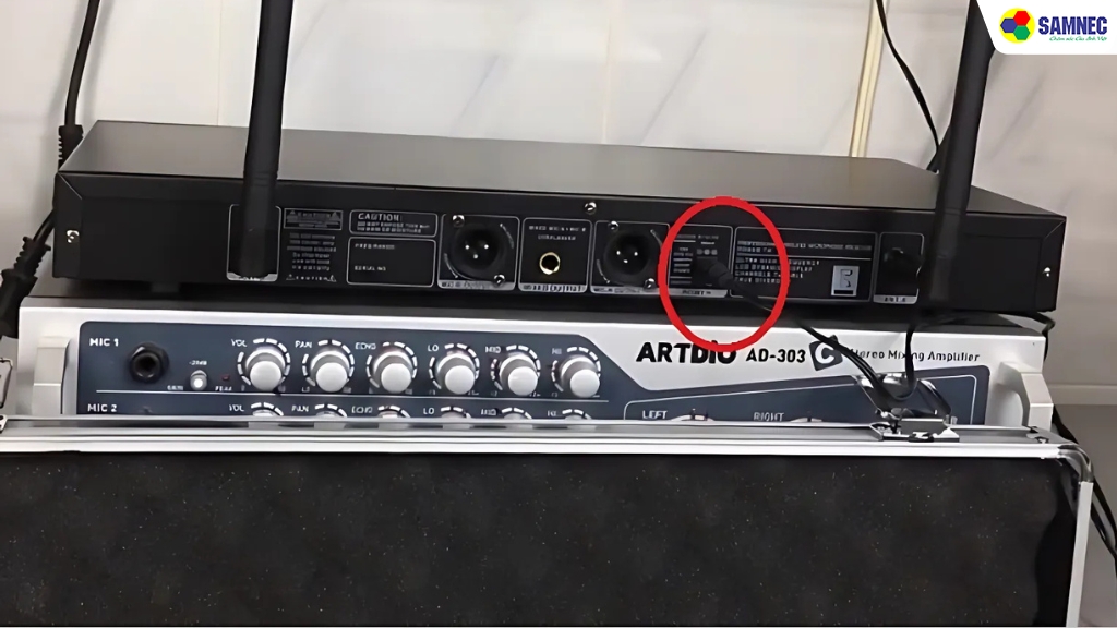 Trước tiên, hãy cắm bộ nguồn cấp cho đầu thu vào điện, đầu còn lại gắn vào đầu thu micro.