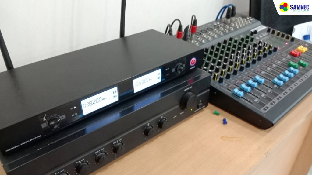 Gắn 2 anten thu sóng vào 2 cổng cắm song song với nhau ở phía sau đầu thu