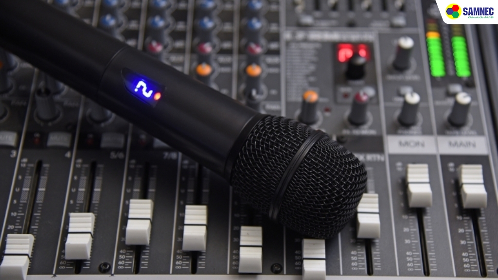 Lắp pin vào micro và kiểm tra micro còn hoạt động hay không.