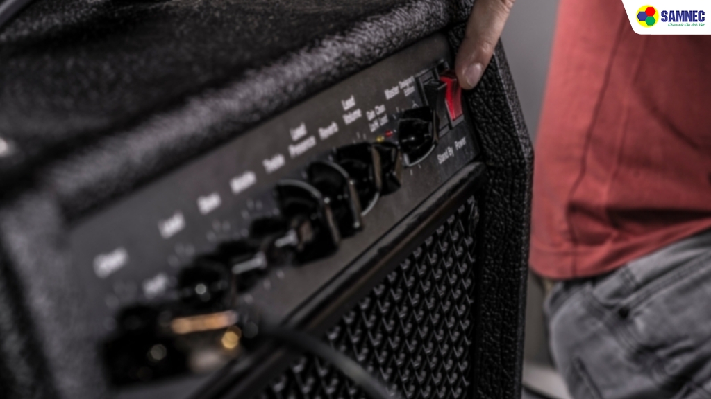 Cắm amply vào nguồn điện