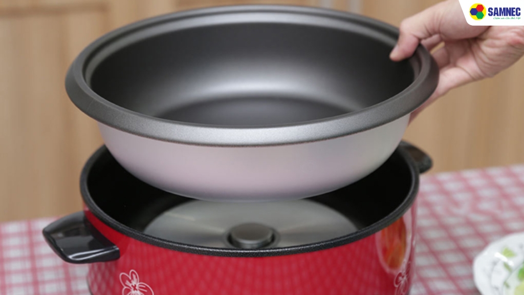 Lắp lòng nồi vào vỏ nồi