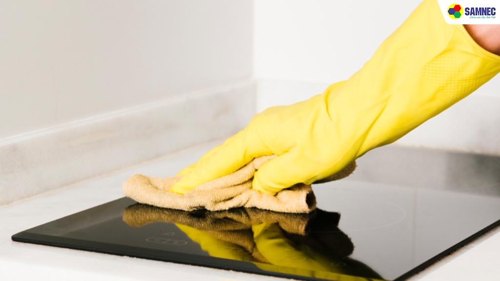 Dùng khăn khô lau lại bếp