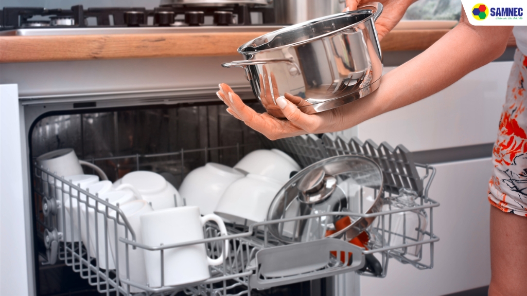 Hướng mặt trong của bát và cốc xuống dưới