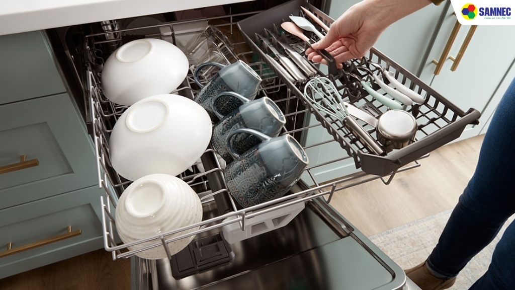 Bạn nên xếp gì trên giá trên cùng của máy rửa bát