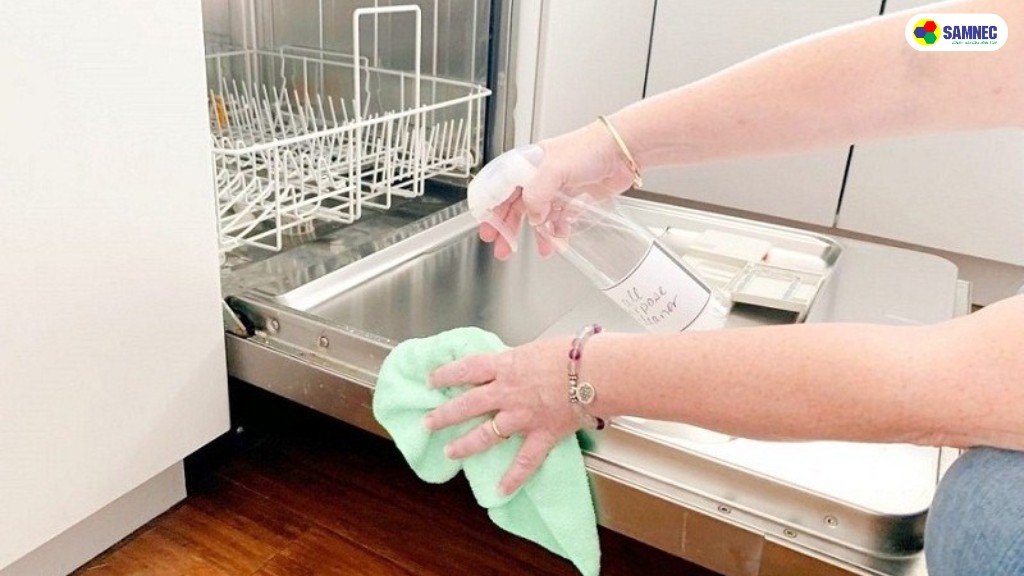 Vệ sinh máy rửa chén thường xuyên