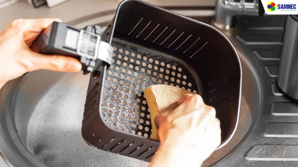 Vệ sinh nồi chiên không dầu thường xuyên