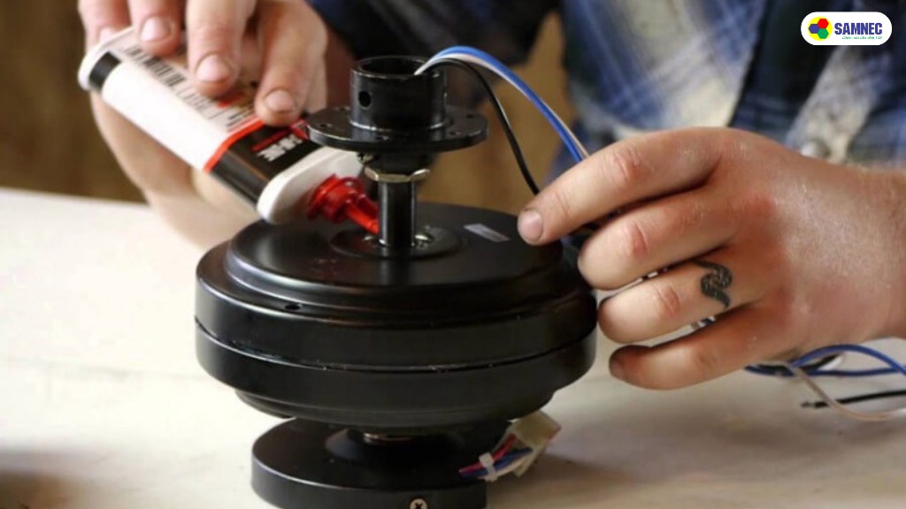 quạt điện không quay có thể do khô dầu