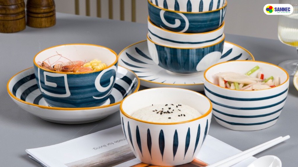 Vật dụng bằng sứ trang trí hoa văn