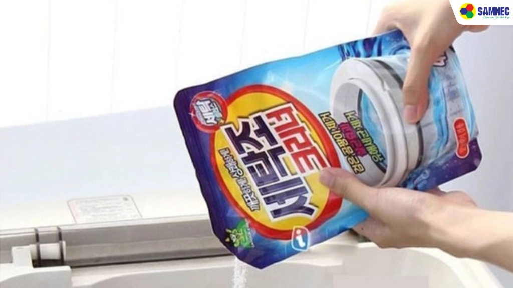 Bước 3: Cho bột vệ sinh lồng giặt vào máy