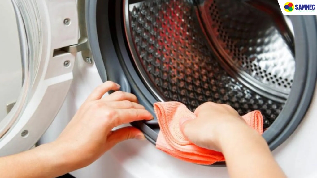 Bước 6: Xả nước và lau khô lồng giặt