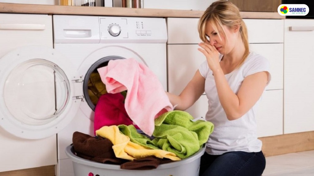 đổ muối vào máy giặt có tác dụng khử mùi hôi quần áo