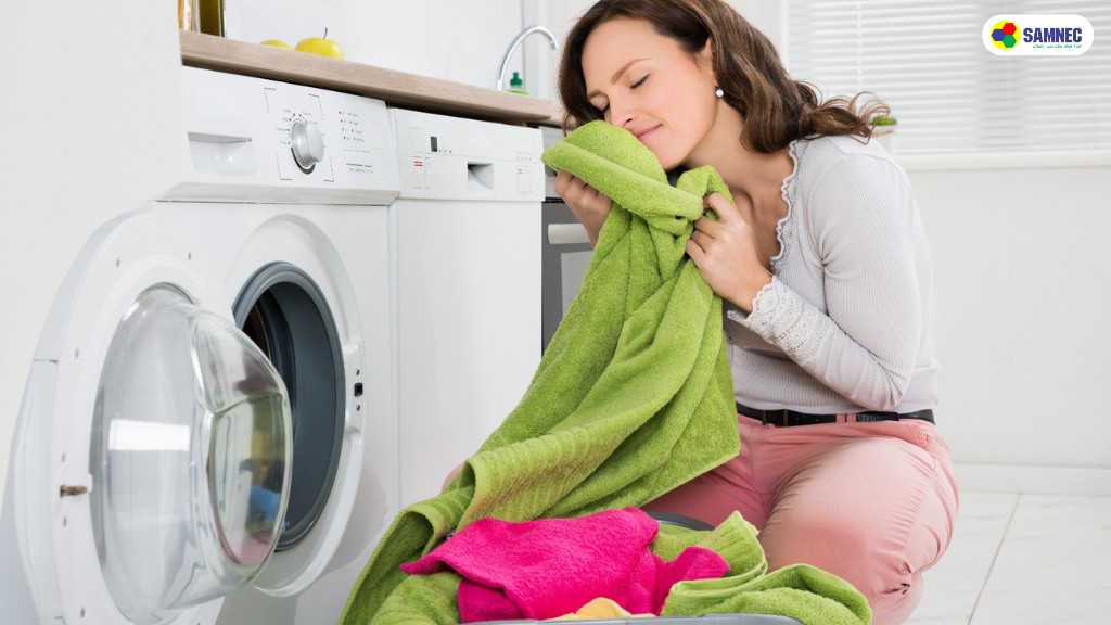 đổ muối vào máy giặt làm mềm sợi vải