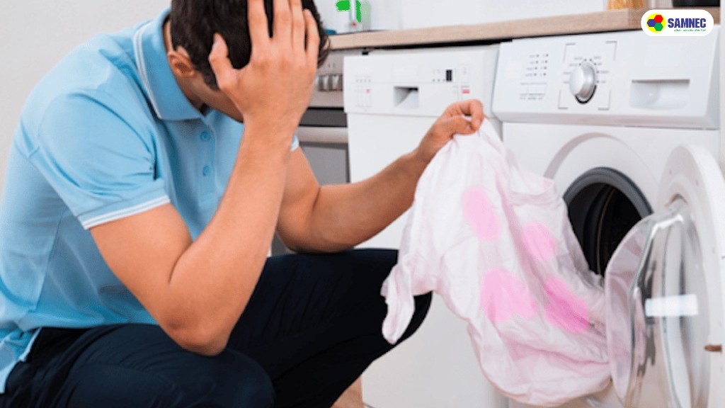 đổ muối vào máy giặt ngăn quần áo phai màu