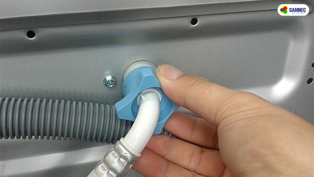 Bể nước và vòi nước bị khóa gây lỗi 4C trên máy giặt Samsung