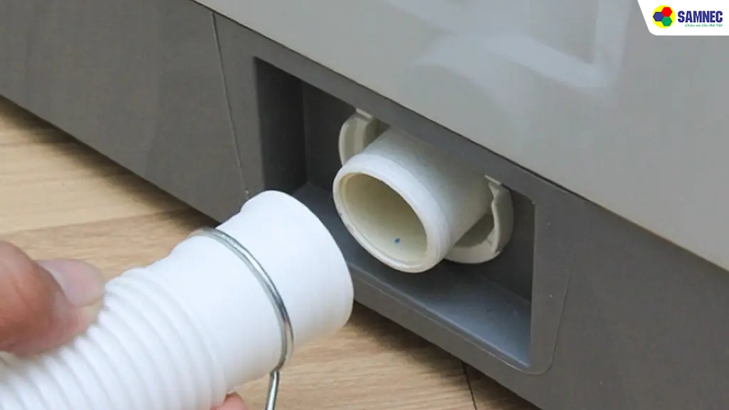 Kiểm tra và vệ sinh ống thoát nước