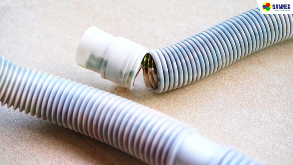 Bước 5: Vệ sinh cho ống xả nước của máy giặt Hitachi cửa trên