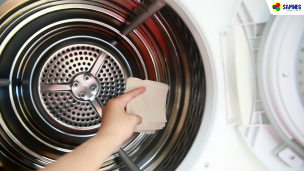 Bước 1: Vệ sinh lồng giặt máy giặt Hitachi cửa trước