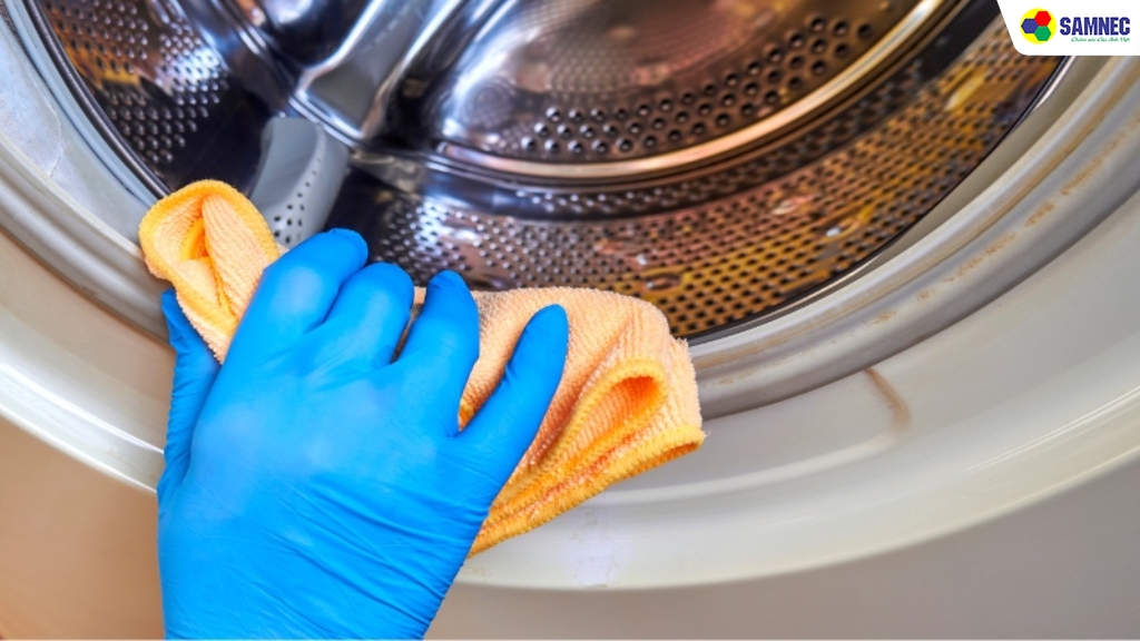 Bước 3: Vệ sinh mặt ngoài của máy giặt Hitachi