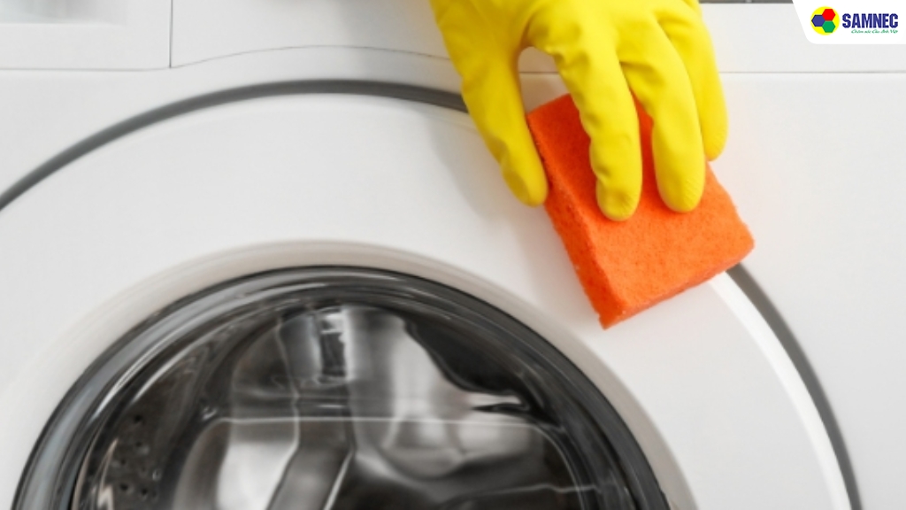 Bước 4: Làm sạch phần cửa và đệm cửa máy giặt