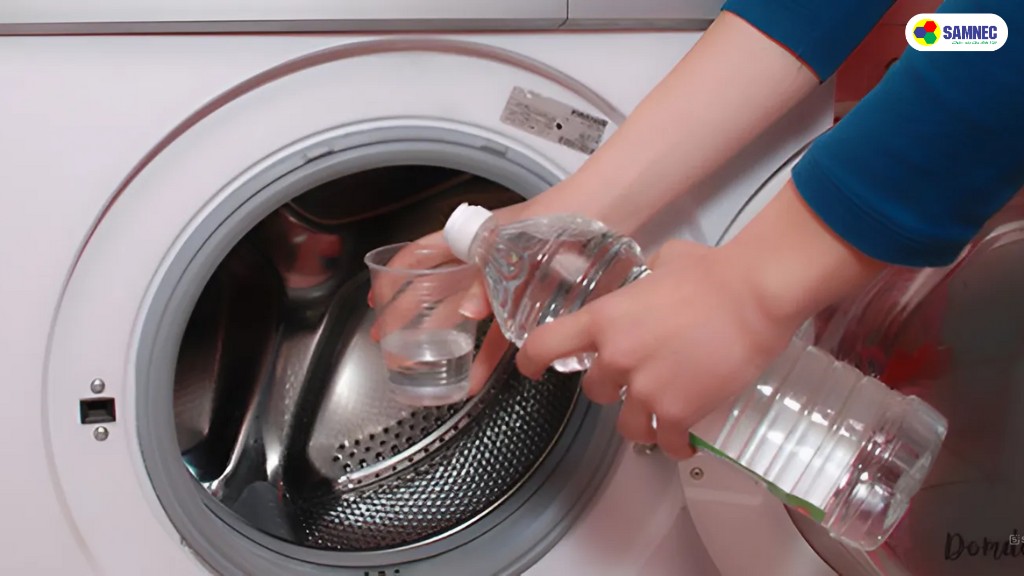 Làm sạch máy giặt bằng nước nóng và giấm