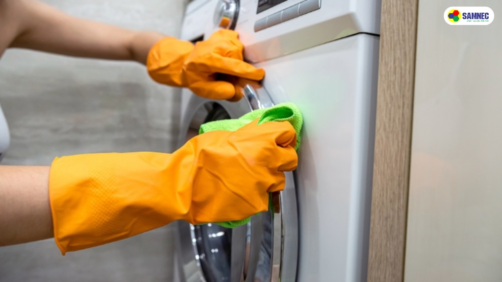 Vệ sinh bề mặt ngoài máy giặt