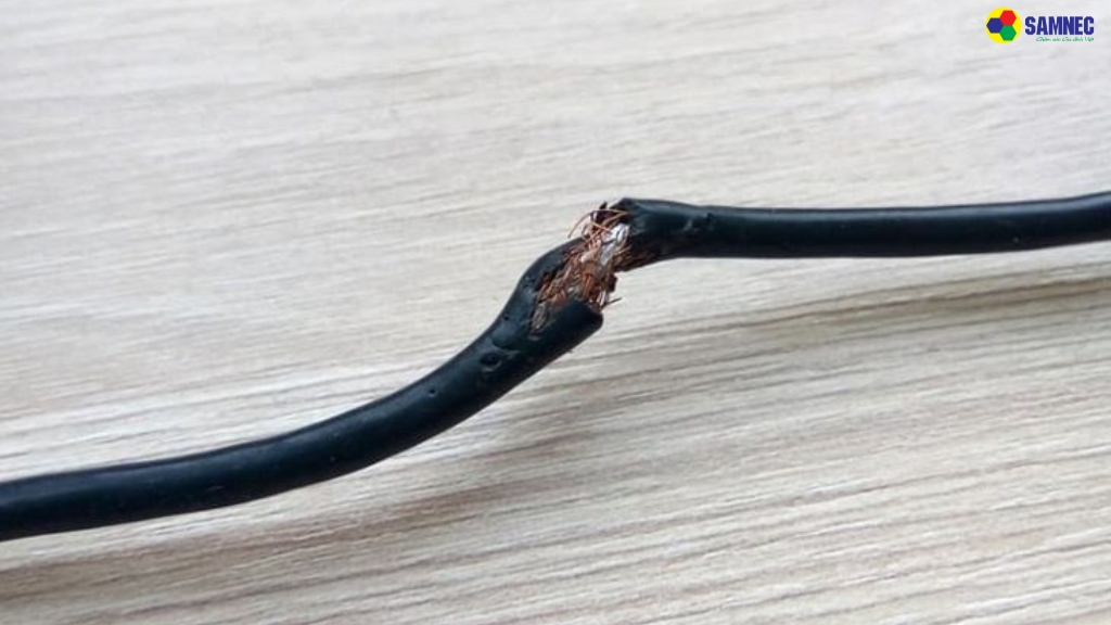 Đường dây điện nối bo mạch và mô tơ xả bị đứt hoặc lỏng