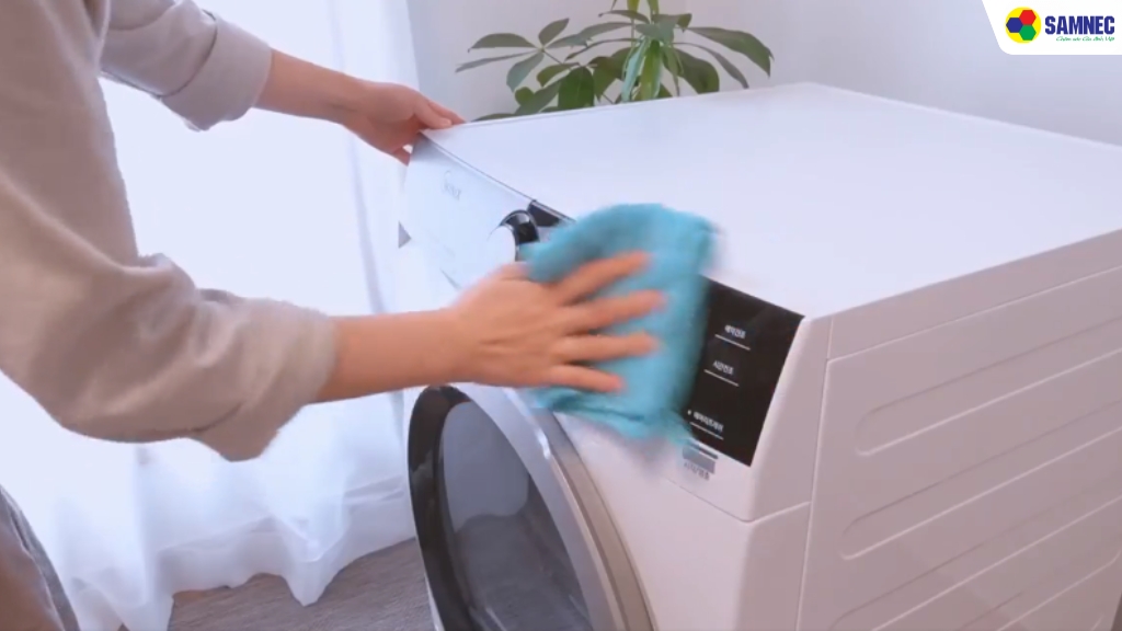 Vệ sinh bên ngoài máy