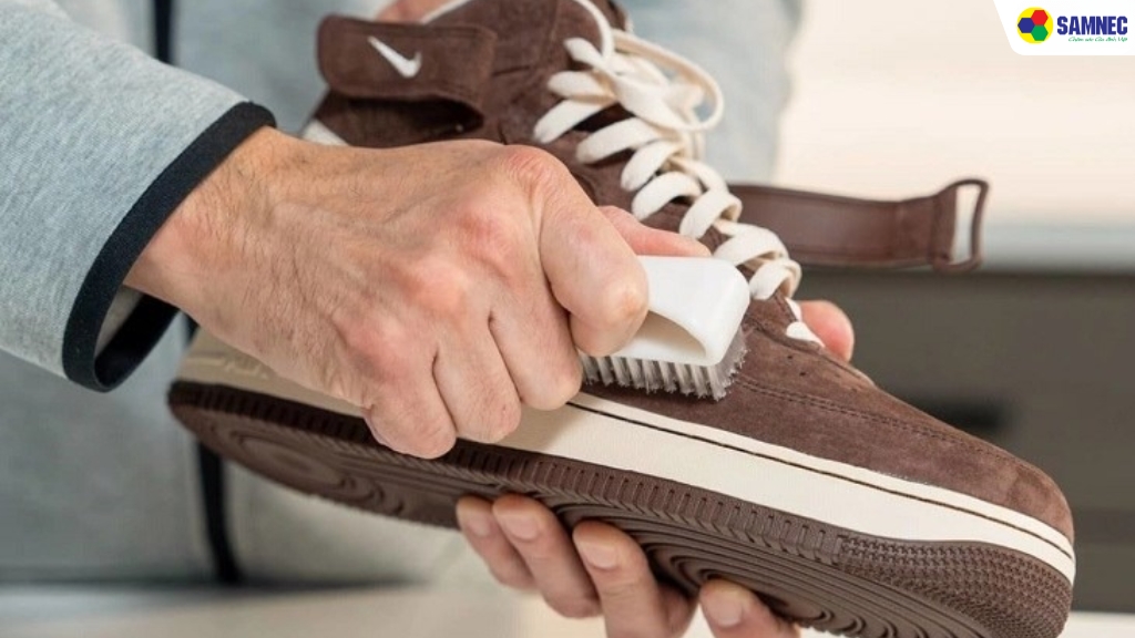 Vệ sinh giày trước khi sấy