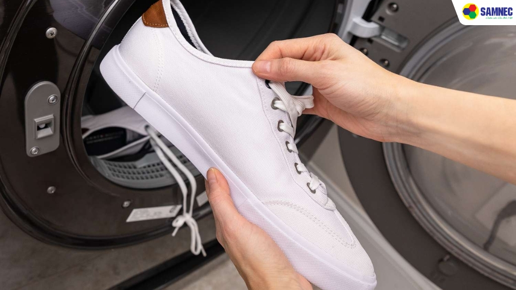 Kiểm tra giày sau khi sấy