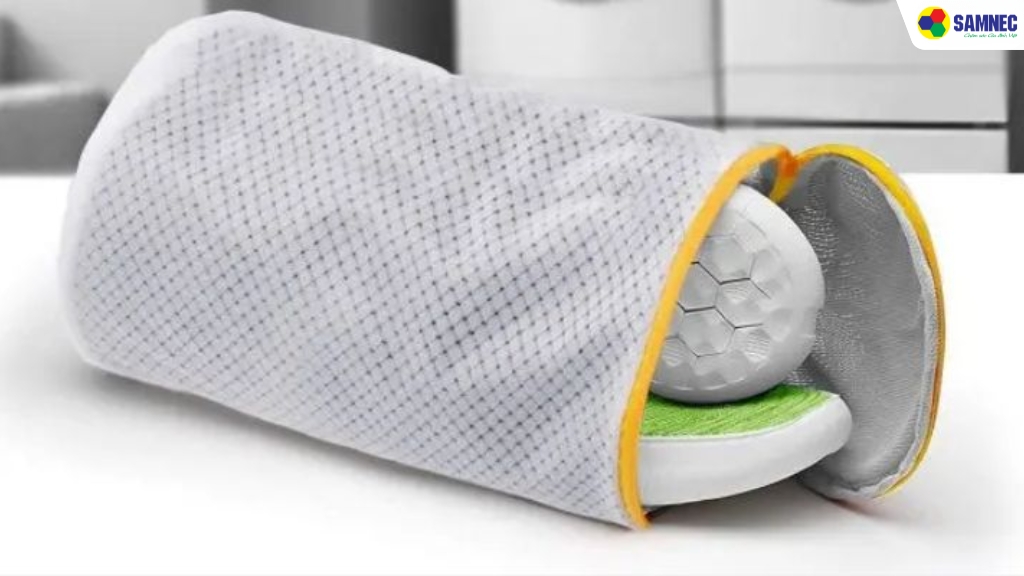 Cho giày vào túi giặt chuyên dụng để giảm va đập