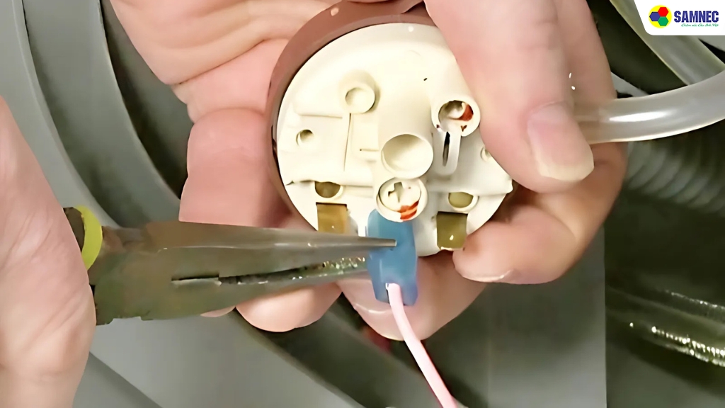 Kiểm tra giắc cắm phao áp suất