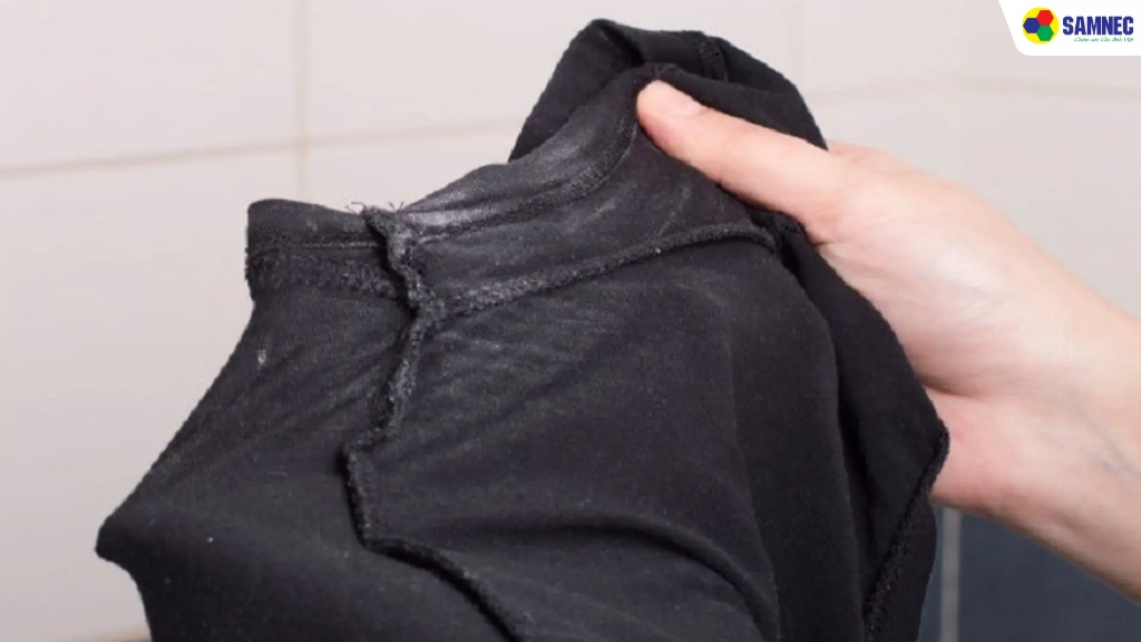 Nguyên nhân khiến quần áo dính cặn bột giặt