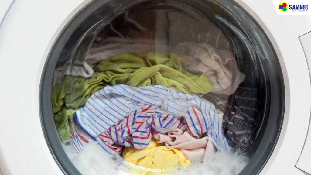 Tự đổ nước vào máy giặt được không?