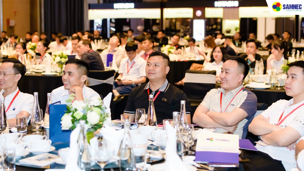 Quý đại lý lắng nghe phát biểu