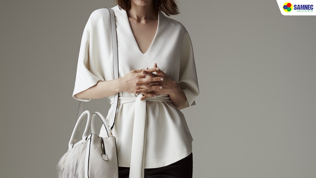 Mặc quần áo đen và trắng