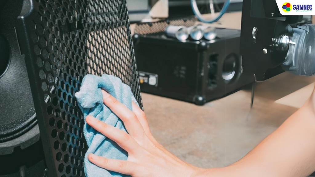 Nguyên nhân 3: Không vệ sinh amply và loa thường xuyên