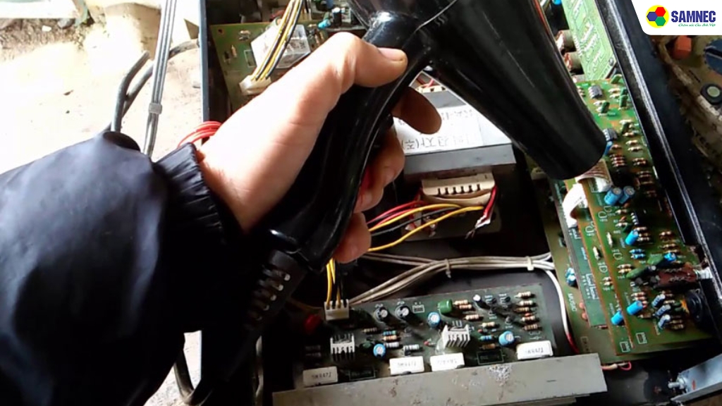 Nguyên nhân 4: Amply bị ẩm