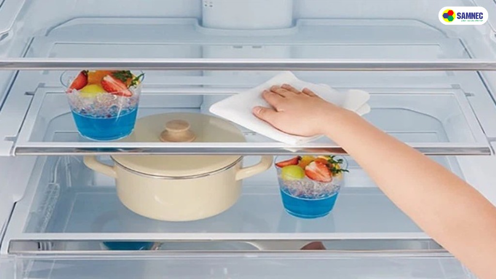 Thiết kế bề mặt khay kính trơn mịn giúp việc lau chùi và vệ sinh dễ dàng hơn