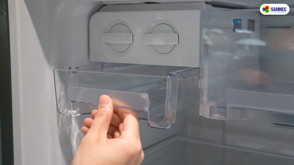 Tháo các khay ngăn ra ngoài