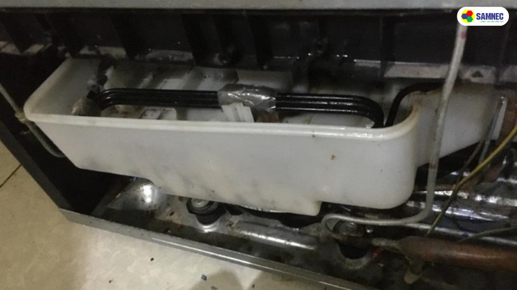 tủ lạnh chảy nước ở phía sau