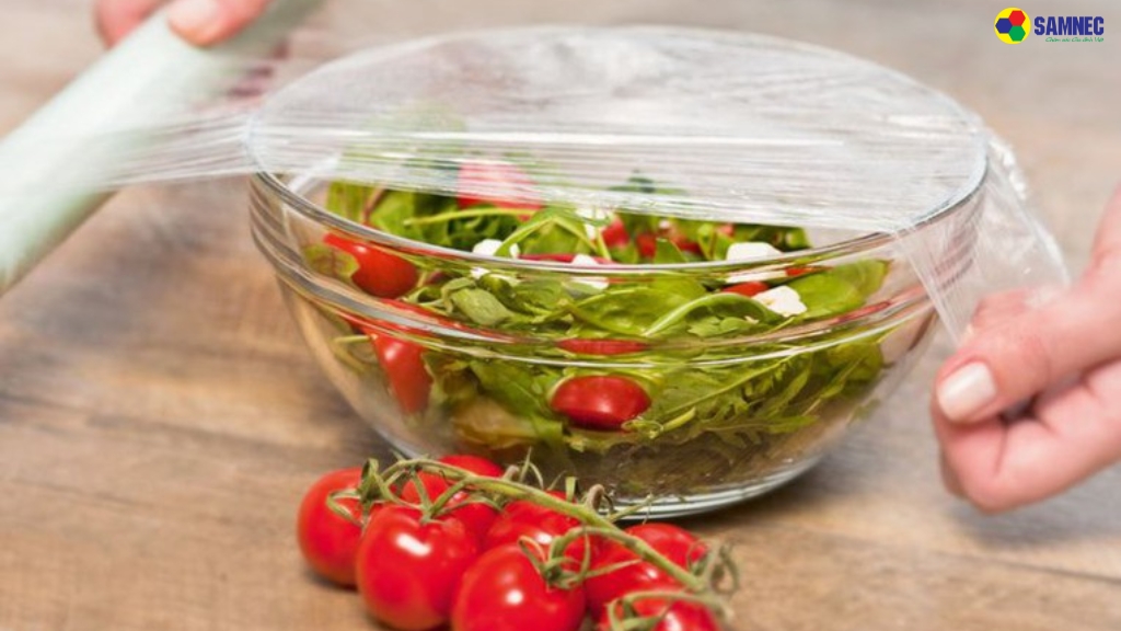 Bọc kín thức ăn trước khi bảo quản trong tủ lạnh