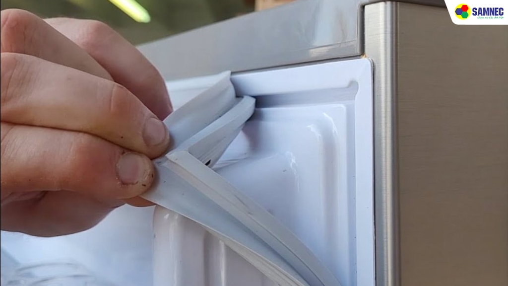 Gioăng cao su cửa tủ lạnh không chặt hoặc hỏng