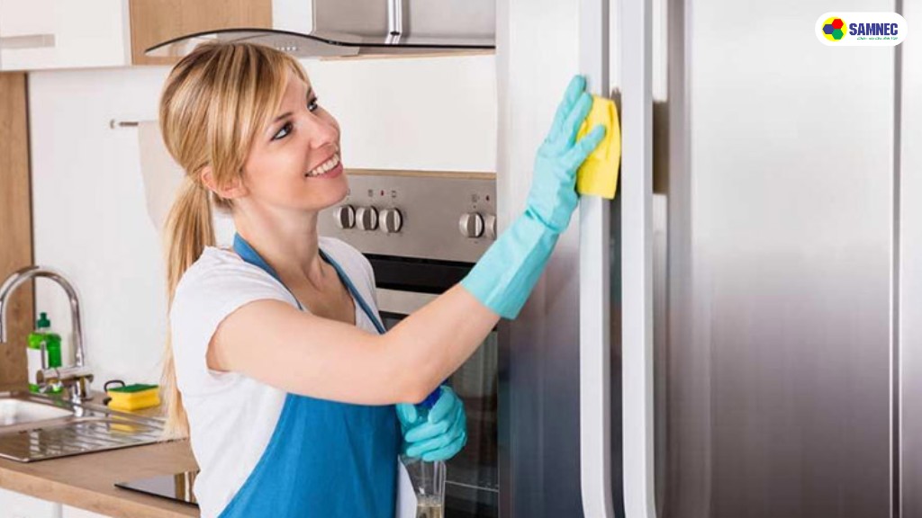 Lau chùi bên ngoài tủ lạnh