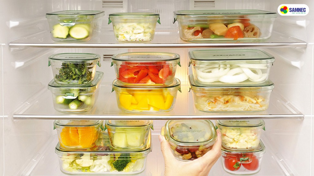 Xếp thực phẩm vào tủ