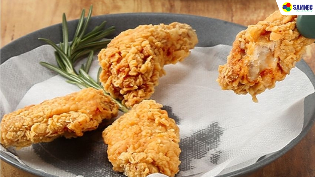 Đặt thực phẩm lên giấy thấm dầu