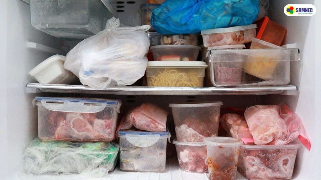 Lưu trữ quá nhiều thức ăn trong ngăn đá