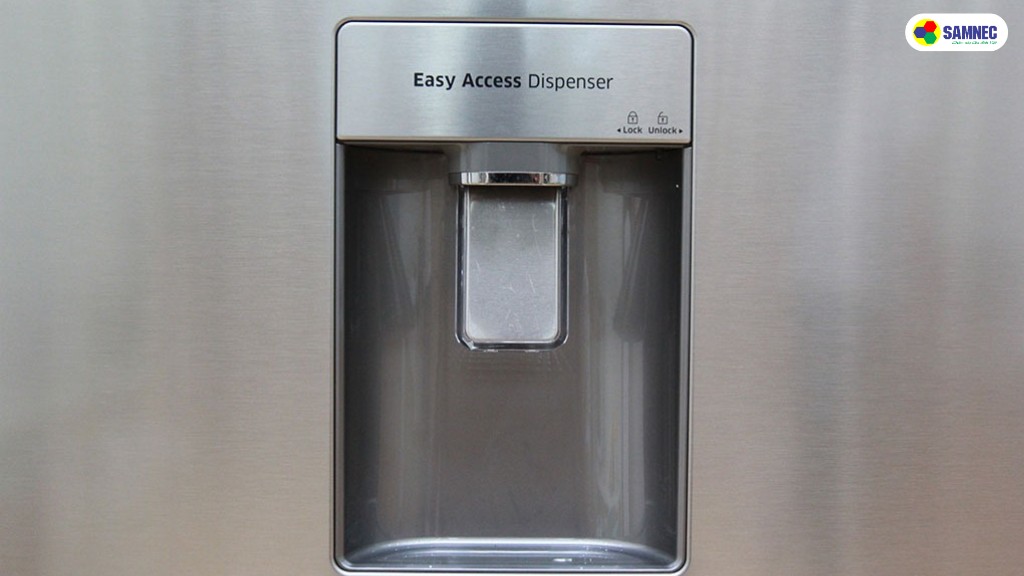 vệ sinh vòi lấy nước của tủ lạnh