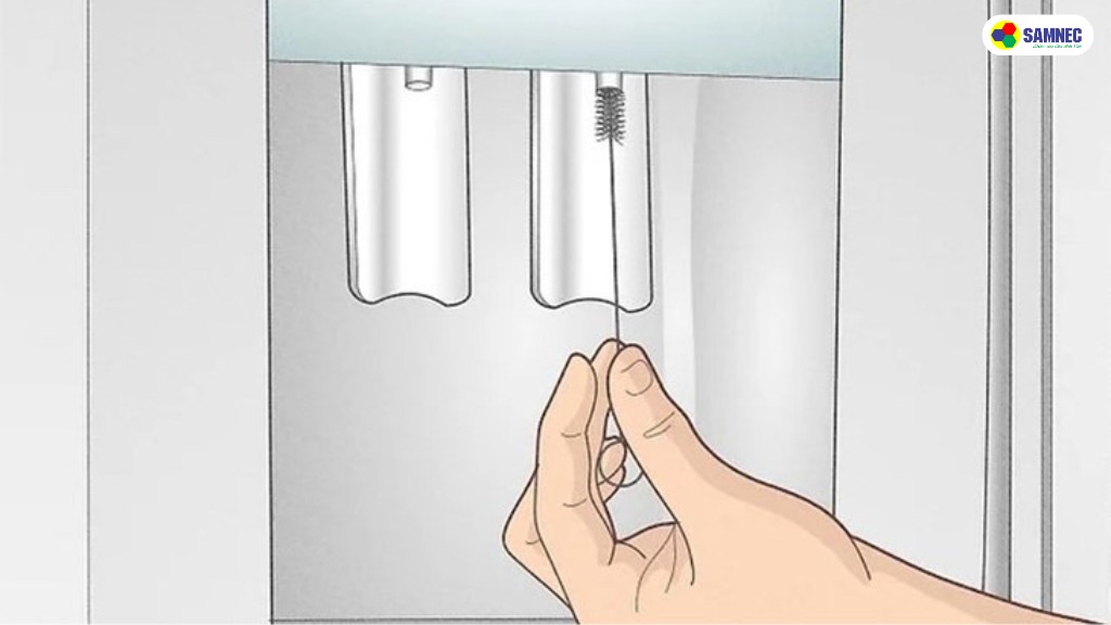 Vệ sinh vòi lấy nước ngoài của tủ lạnh